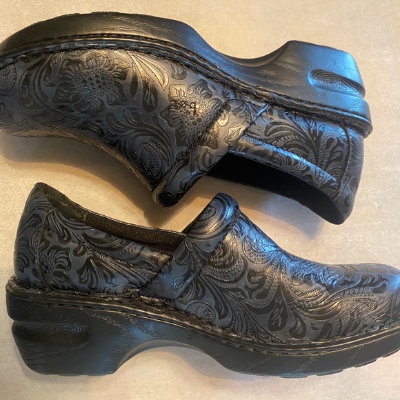 boc Peggy Navy Tooled Clog 8.5 M new in box, never worn - Picture 3 of 9